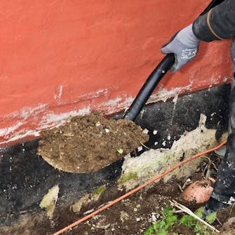 Reparere grunnmur: Vi graver opp langs grunnmuren Reparere grunnmur: Vi graver opp langs grunnmuren